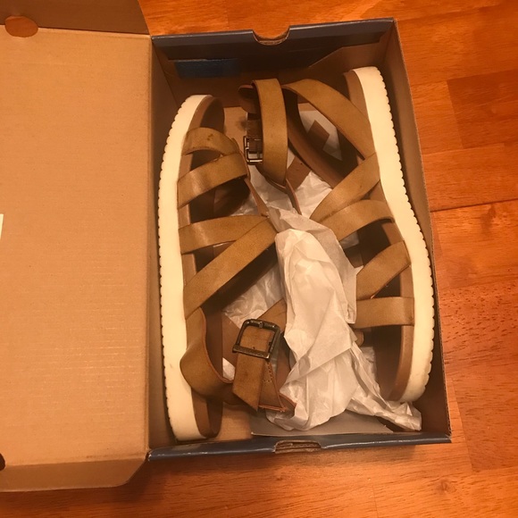 Austin Trading Co. Tan Sandals - Picture 3 of 6